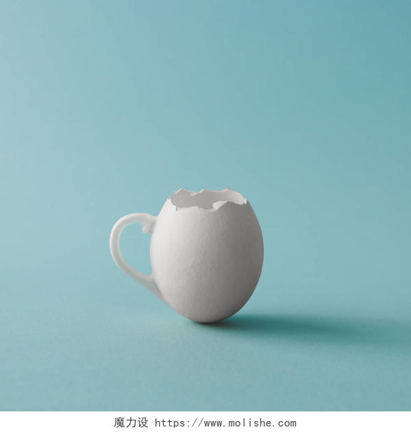 鸡蛋壳在柔和的蓝色背景上的白色咖啡杯
